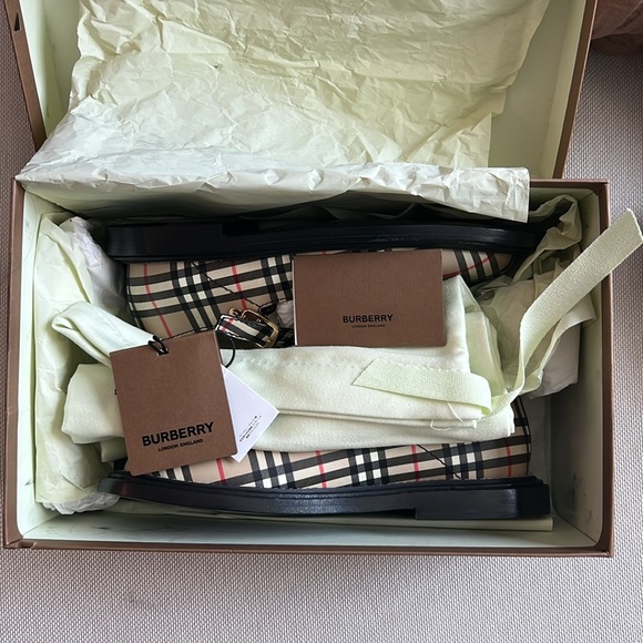 **SOLD** Burberry Tartan Round Toe Plain Leather Shoes. Mary Jane. - Picture 4 of 8